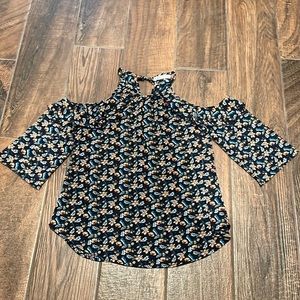 Cold shoulder top. Navy floral.